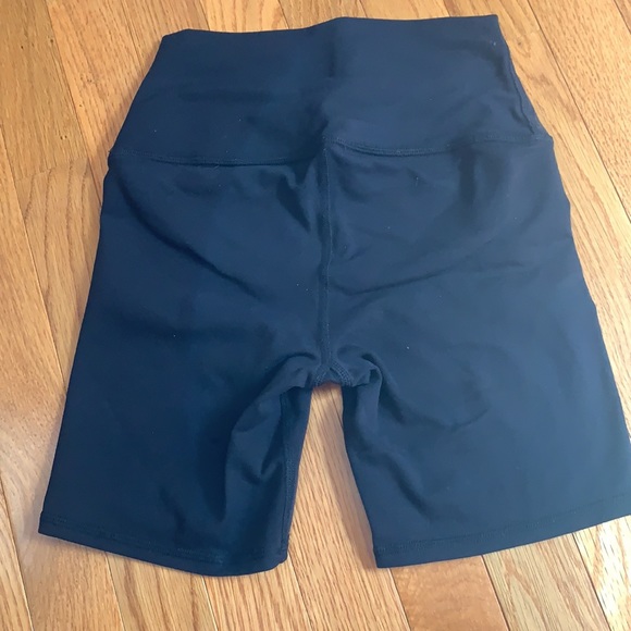 NEW Alo biker shorts XXS - Picture 3 of 3